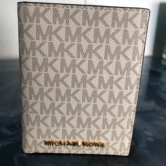 Michael Kors Passport Case/Wallet - Picture 1 of 8